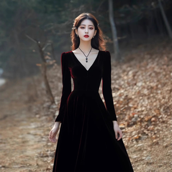 Velúr estélyi ruha V-nyakú, hosszú ujjú, magas derékú, A-vonalú, midi hossz, egyszínű, spandex és poliészter keverék