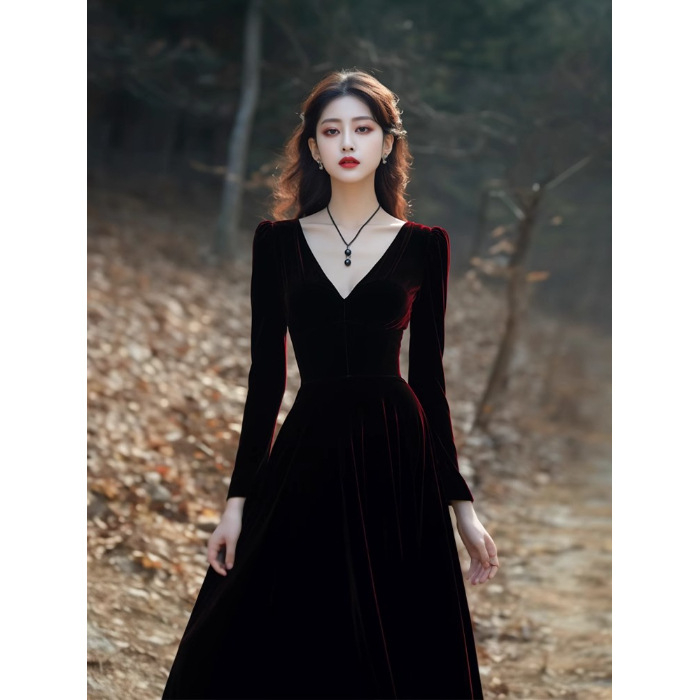 Velúr estélyi ruha V-nyakú, hosszú ujjú, magas derékú, A-vonalú, midi hossz, egyszínű, spandex és poliészter keverék