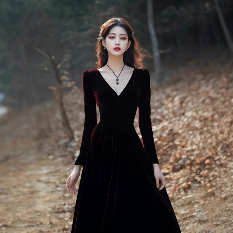 Velúr estélyi ruha V-nyakú, hosszú ujjú, magas derékú, A-vonalú, midi hossz, egyszínű, spandex és poliészter keverék