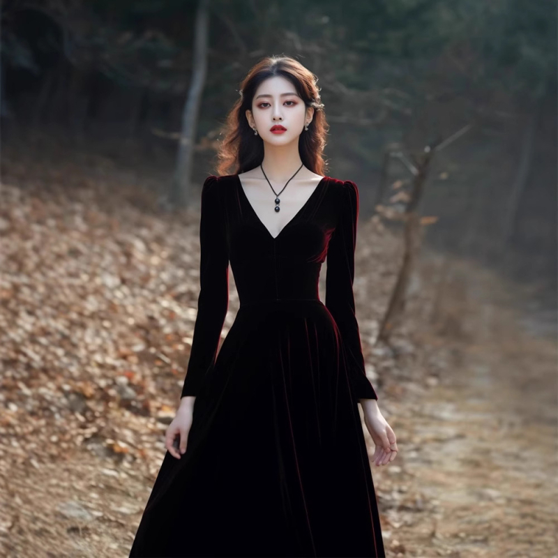 Velúr estélyi ruha V-nyakú, hosszú ujjú, magas derékú, A-vonalú, midi hossz, egyszínű, spandex és poliészter keverék