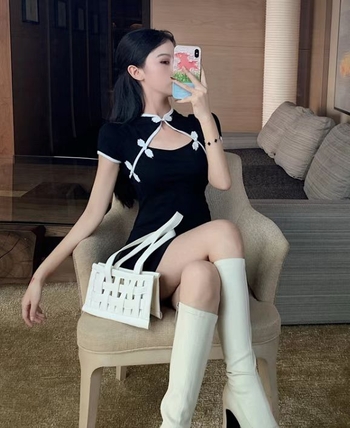 Kínai stílusú ruha, midi hossz, polo gallér, hercegnő ujjú, 3/4-es ujjak, PVC anyag