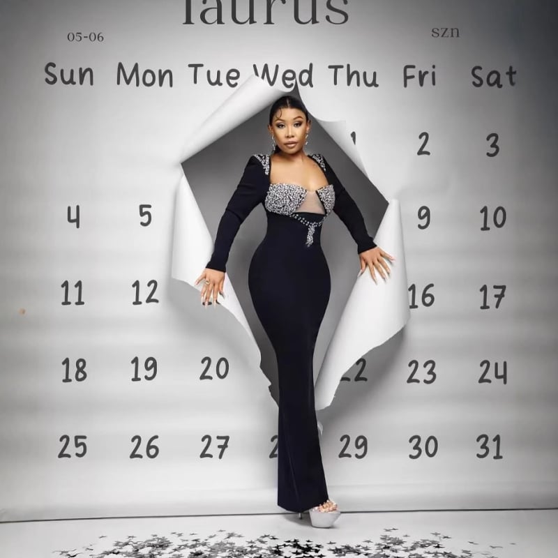 Рокля, полиестер–вискоза смес, едноцветна, квадратна яка, дълги ръкави.