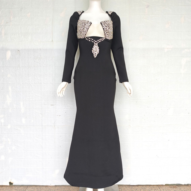 Рокля, полиестер–вискоза смес, едноцветна, квадратна яка, дълги ръкави.