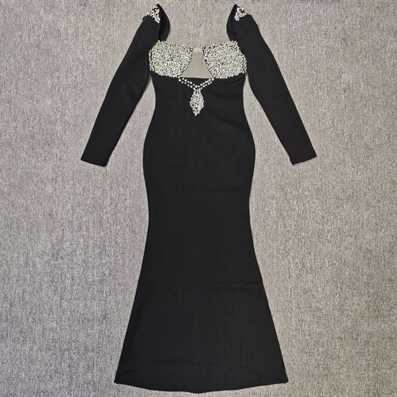 Рокля, полиестер–вискоза смес, едноцветна, квадратна яка, дълги ръкави.