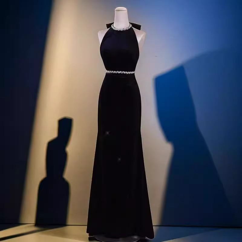 Večerné šaty s halter výstrihom, bez rukávov, dlhé, štíhly strih, polyester (30-50% obsah), jesenná verzia 2024