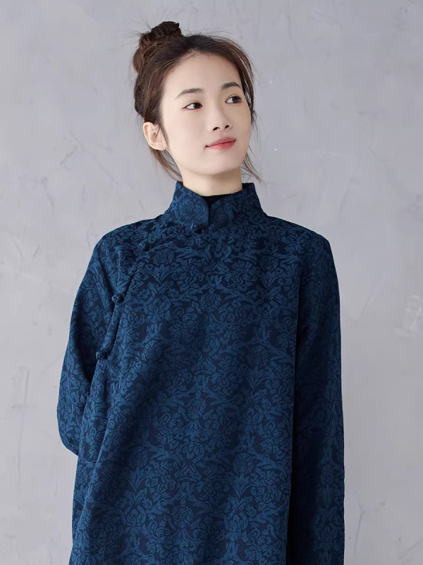 Cheongsam šaty z bavlno-lenového jacquardu, stojací golier, dlhé rukávy, A- línia midi sukňa, voľný pás, retro literárny štýl