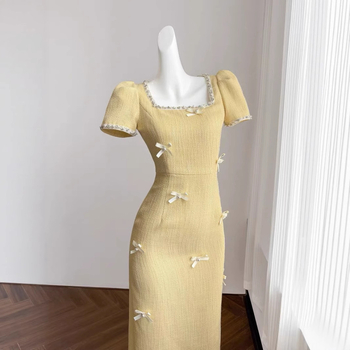 rochie lungă cu stil retro-literar, talie înaltă, decolteu drept, mâneci scurte