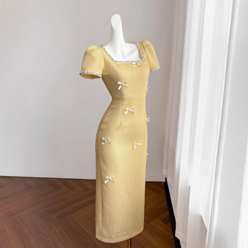 rochie lungă cu stil retro-literar, talie înaltă, decolteu drept, mâneci scurte