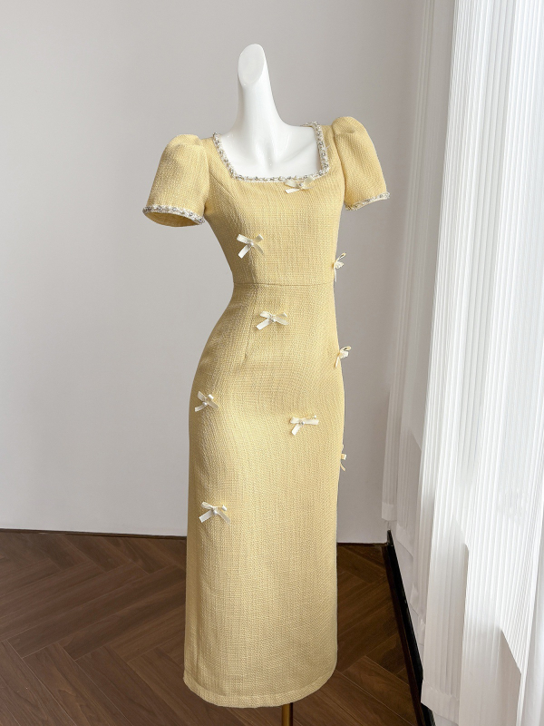rochie lungă cu stil retro-literar, talie înaltă, decolteu drept, mâneci scurte