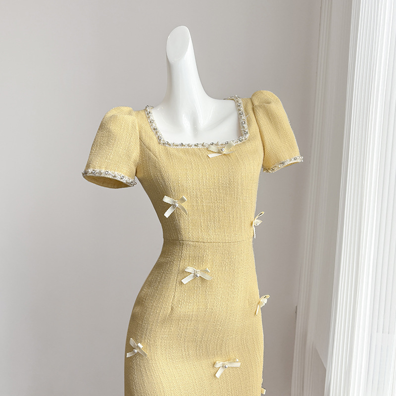 rochie lungă cu stil retro-literar, talie înaltă, decolteu drept, mâneci scurte
