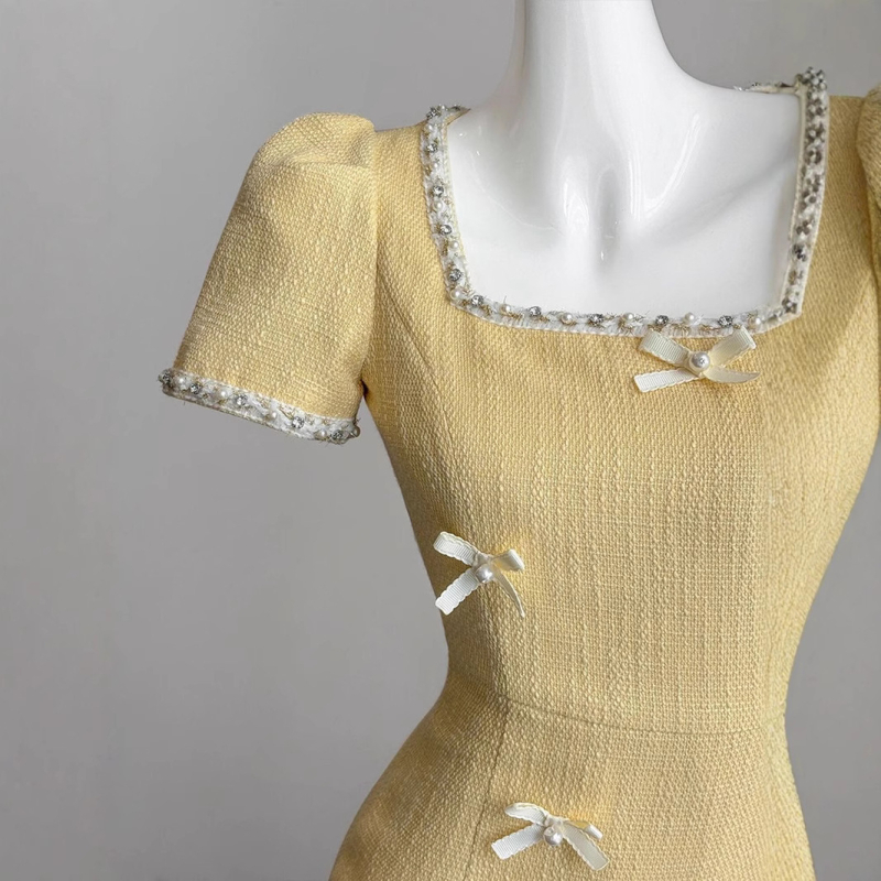 rochie lungă cu stil retro-literar, talie înaltă, decolteu drept, mâneci scurte
