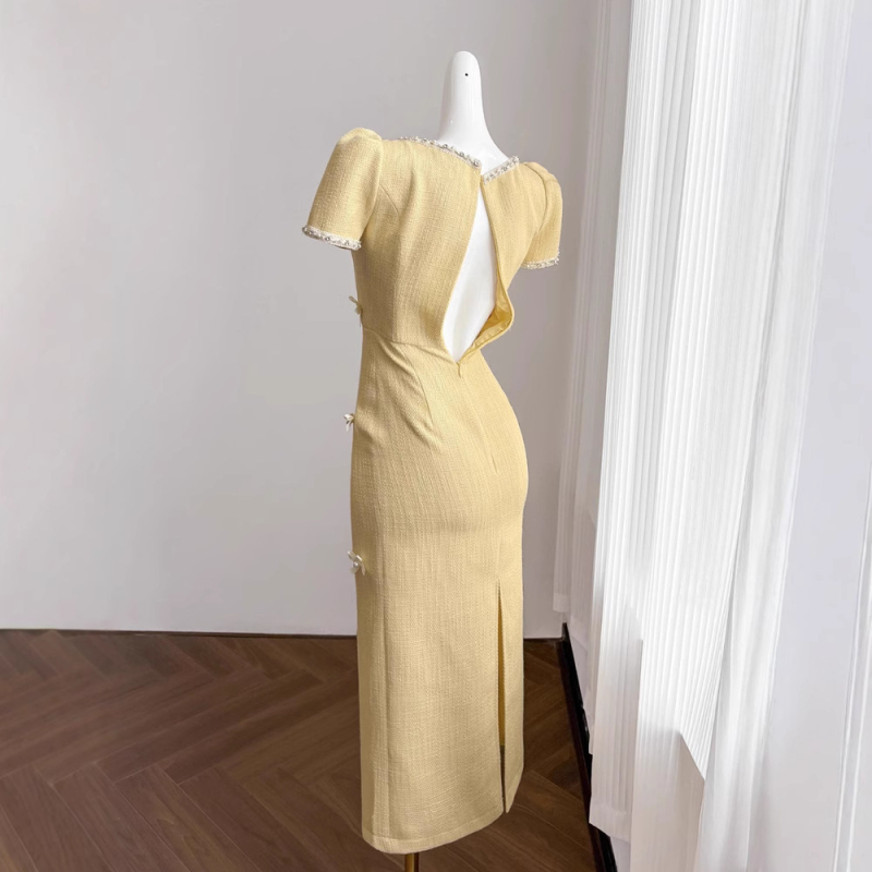 rochie lungă cu stil retro-literar, talie înaltă, decolteu drept, mâneci scurte