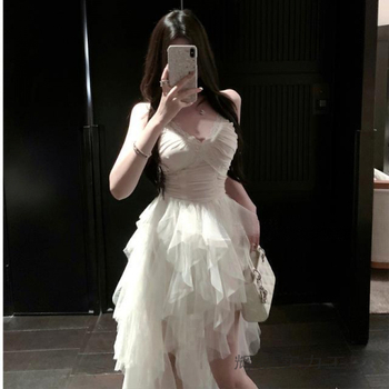 Rochie lungă din plasă poliesterică, decolteu în V, fără mâneci, bretele, fustă de zână, volane și aplicații 3D