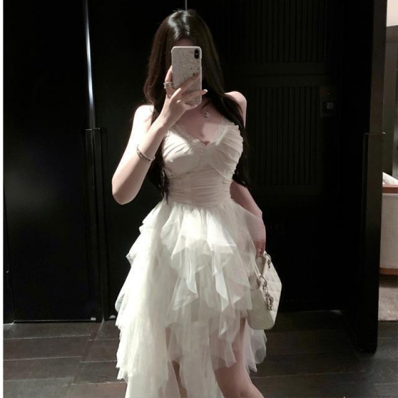 Rochie lungă din plasă poliesterică, decolteu în V, fără mâneci, bretele, fustă de zână, volane și aplicații 3D