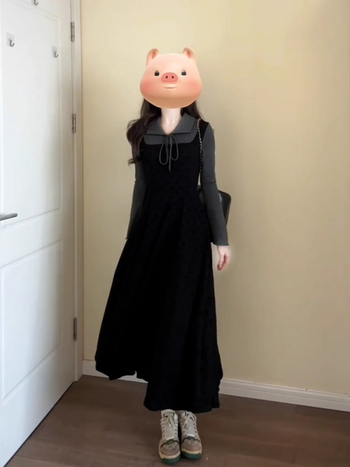 Rochie tricotată în două piese false cu guler polo, talie elastică, fustă midi de tip zână, mâneci lungi, poliester cu imprimeu geometric
