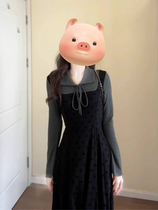 Rochie tricotată în două piese false cu guler polo, talie elastică, fustă midi de tip zână, mâneci lungi, poliester cu imprimeu geometric