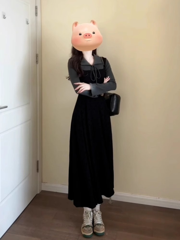 Rochie tricotată în două piese false cu guler polo, talie elastică, fustă midi de tip zână, mâneci lungi, poliester cu imprimeu geometric
