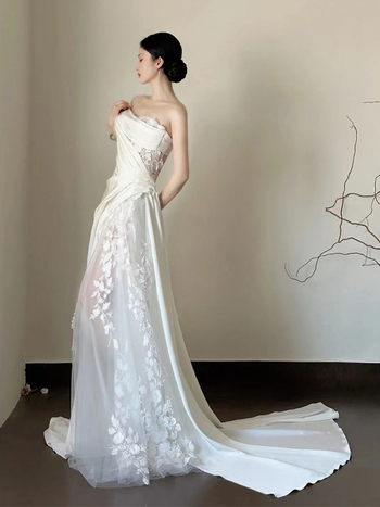 Rochie de mireasă cu dantelă satinată, coadă de pește, fără bretele, fustă lungă, talie înaltă