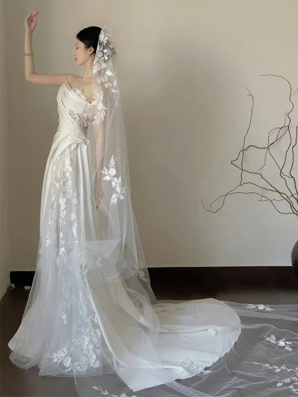 Rochie de mireasă cu dantelă satinată, coadă de pește, fără bretele, fustă lungă, talie înaltă