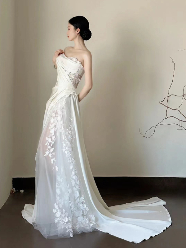 Rochie de mireasă cu dantelă satinată, coadă de pește, fără bretele, fustă lungă, talie înaltă