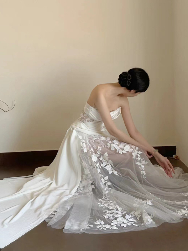 Rochie de mireasă cu dantelă satinată, coadă de pește, fără bretele, fustă lungă, talie înaltă