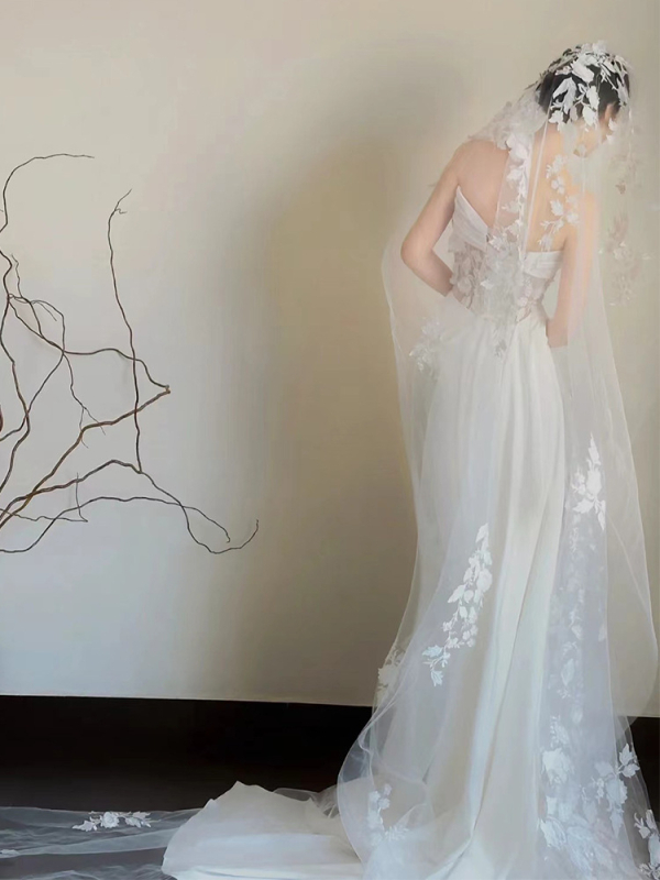 Rochie de mireasă cu dantelă satinată, coadă de pește, fără bretele, fustă lungă, talie înaltă