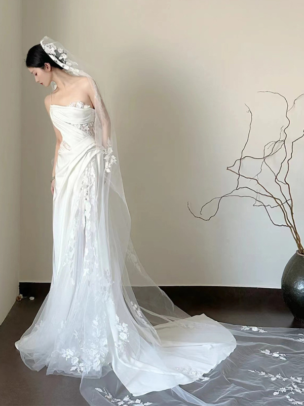 Rochie de mireasă cu dantelă satinată, coadă de pește, fără bretele, fustă lungă, talie înaltă
