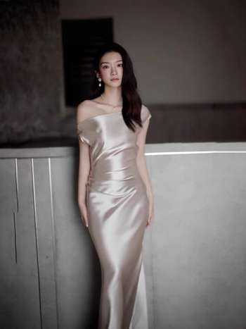 Rochie de seară din satin francez, culoare șampanie auriu, cu umăr înclinat, poliester, talie înaltă, fustă lungă