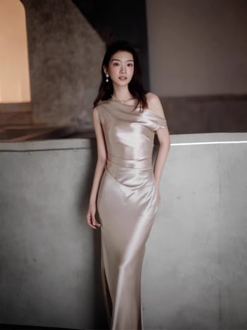 Rochie de seară din satin francez, culoare șampanie auriu, cu umăr înclinat, poliester, talie înaltă, fustă lungă