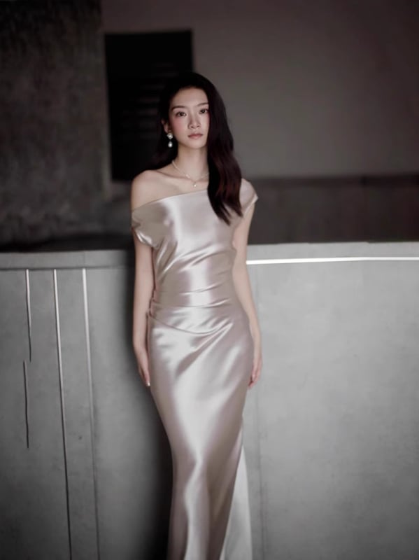 Rochie de seară din satin francez, culoare șampanie auriu, cu umăr înclinat, poliester, talie înaltă, fustă lungă