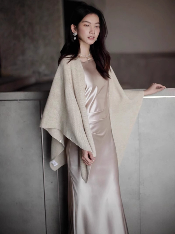 Rochie de seară din satin francez, culoare șampanie auriu, cu umăr înclinat, poliester, talie înaltă, fustă lungă