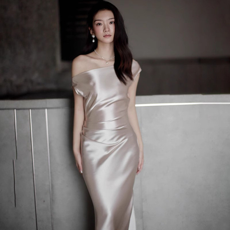 Rochie de seară din satin francez, culoare șampanie auriu, cu umăr înclinat, poliester, talie înaltă, fustă lungă