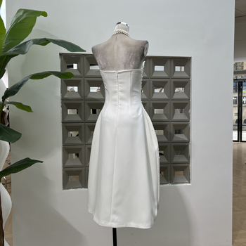 Rochie din poliester, culoare solidă; cristale aplicate prin încălzire; croială tip bustieră fără bretele, A-line; lungă