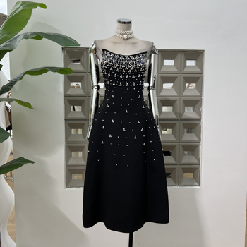 Rochie din poliester, culoare solidă; cristale aplicate prin încălzire; croială tip bustieră fără bretele, A-line; lungă