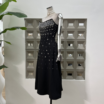 Rochie din poliester, culoare solidă; cristale aplicate prin încălzire; croială tip bustieră fără bretele, A-line; lungă