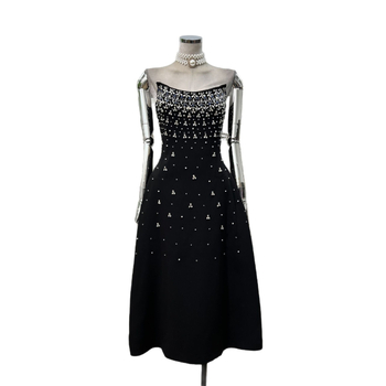 Rochie din poliester, culoare solidă; cristale aplicate prin încălzire; croială tip bustieră fără bretele, A-line; lungă