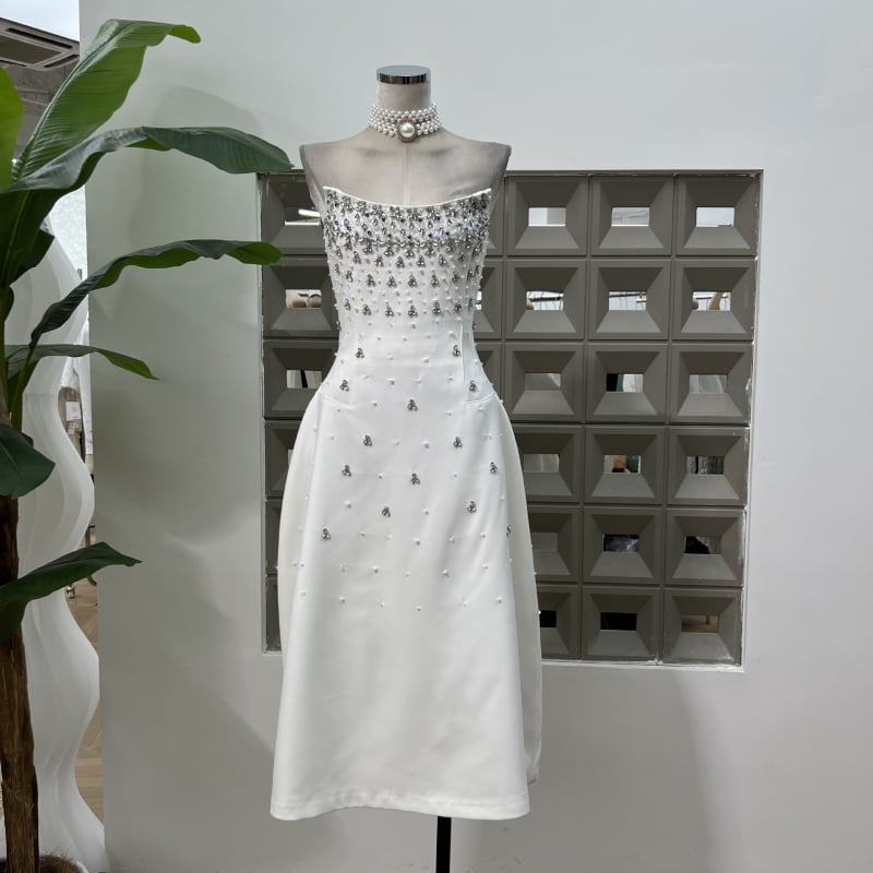 Rochie din poliester, culoare solidă; cristale aplicate prin încălzire; croială tip bustieră fără bretele, A-line; lungă