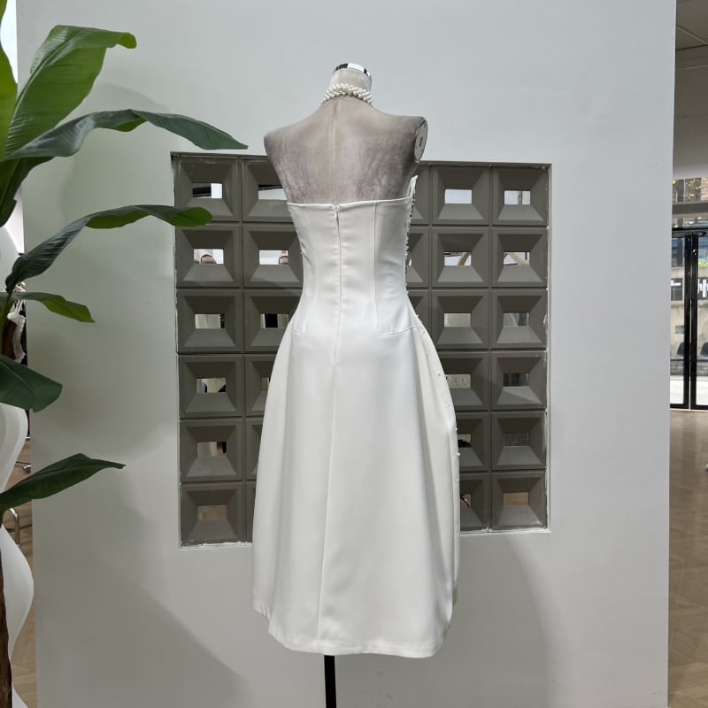 Rochie din poliester, culoare solidă; cristale aplicate prin încălzire; croială tip bustieră fără bretele, A-line; lungă