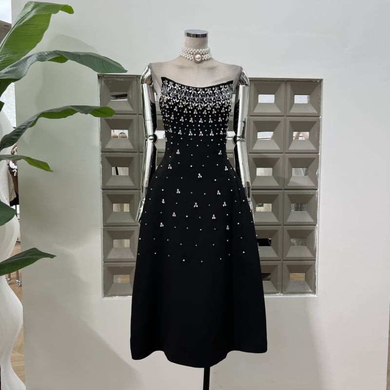 Rochie din poliester, culoare solidă; cristale aplicate prin încălzire; croială tip bustieră fără bretele, A-line; lungă