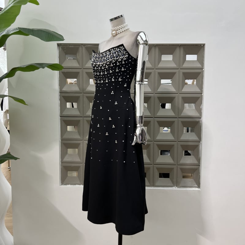 Rochie din poliester, culoare solidă; cristale aplicate prin încălzire; croială tip bustieră fără bretele, A-line; lungă