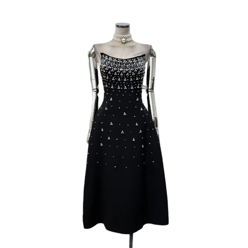 Rochie din poliester, culoare solidă; cristale aplicate prin încălzire; croială tip bustieră fără bretele, A-line; lungă