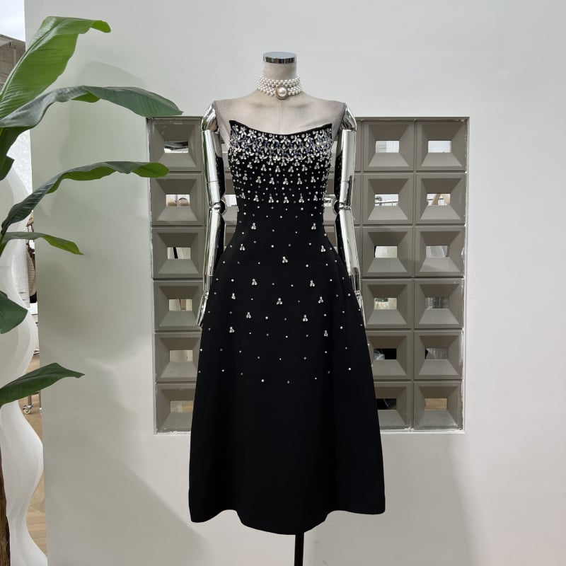 Rochie din poliester, culoare solidă; cristale aplicate prin încălzire; croială tip bustieră fără bretele, A-line; lungă