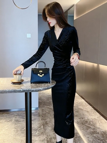 Rochie din catifea poliesterică, decolteu în V, mâneci lungi, lungime medie, croială slim-fit