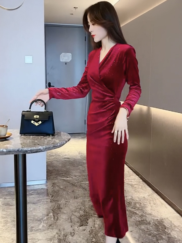Rochie din catifea poliesterică, decolteu în V, mâneci lungi, lungime medie, croială slim-fit