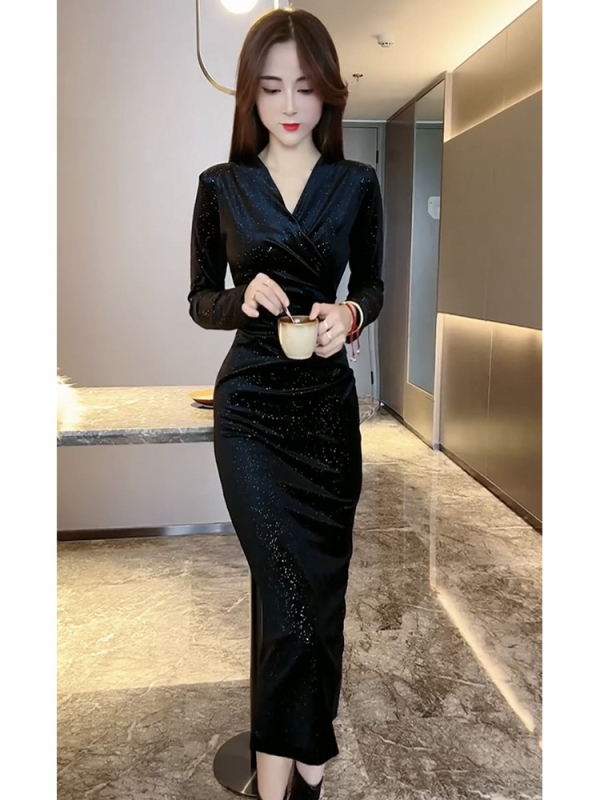 Rochie din catifea poliesterică, decolteu în V, mâneci lungi, lungime medie, croială slim-fit