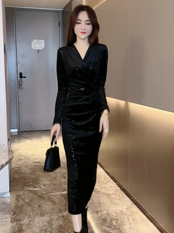 Rochie din catifea poliesterică, decolteu în V, mâneci lungi, lungime medie, croială slim-fit