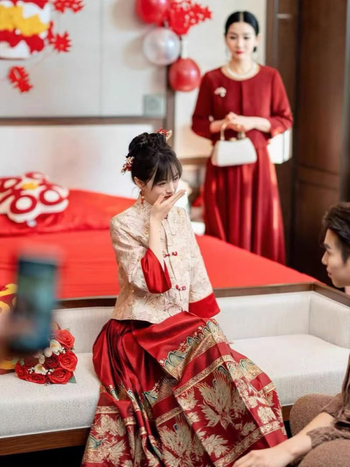 Sieviešu ķīniešu stila komplekts: tops un zeltā izšūta svārki, iedvesots no Han dinastijas, TR audums, 50–70% poliesteres, organiska kokvilna, četras sezonas, izšūšana