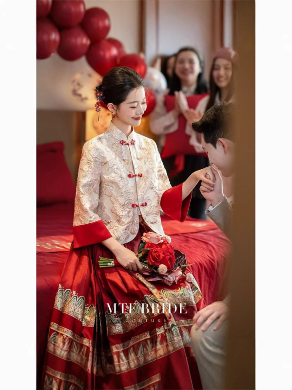 Sieviešu ķīniešu stila komplekts: tops un zeltā izšūta svārki, iedvesots no Han dinastijas, TR audums, 50–70% poliesteres, organiska kokvilna, četras sezonas, izšūšana