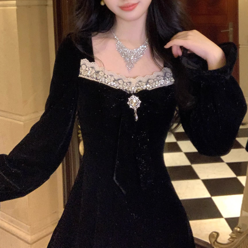 Haljina - Čipkasti materijal, V-izrez, Dugi rukavi, Visoki struk, A-linijski kroj