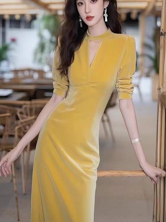 Rochie din velur, croială A-line, mâneci lungi, guler rotund, talie înaltă